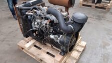 Isuzu 4JG1 motor – oldalsó nézet fa raklapon