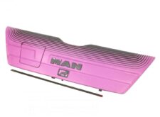 Rács MAN Magenta MAN emblémával és fekete díszcsíkkal teherautóhoz