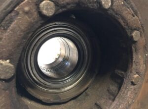 Kerékagy, tárcsafék, bal hajtótengely volvo – kódok: 3092710, 85103803, 21575071, 20516966, 85105696, 3988838