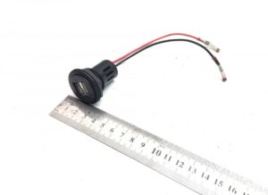 Autós adapter usb porttal és tápkábelekkel