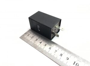 5 tűs autó elektromos relé fekete házzal