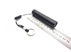 Fekete led lámpa kulcstartóval és zsinórral, 9 cm