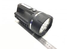 Hordozható LED lámpa újratölthető akkumulátorral és ergonomikus fogantyúval