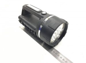 Hordozható led lámpa újratölthető akkumulátorral és ergonomikus fogantyúval
