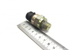 Volvo 20382506 nyomásérzékelő fém menettel, fekete csatlakozóval, kb. 6 cm hosszú