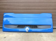 Kék Renault első hűtőrács emblémával