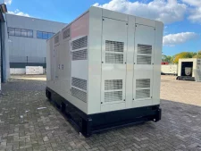 700 kVA áramfejlesztő Perkins motorral, 2806D-E18TAG1A modell, új, garanciával, 2022-es évjárat, hangszigetelt dobozban