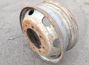 Volvo 22. 5×7. 5 kerékfelni – kopott, rozsdás