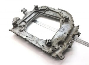 Scania 2377040 motor tartó – többszörös rögzítésű fém tartóelem