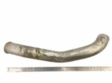 Intercooler cső Scania 1949061 – Fém, ívelt, kb. 80 cm