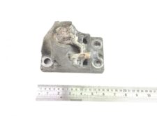 Támogatás jobb első kerékagy sárvédőhöz – Volvo 21213202 / 7421213202 / 21090272
