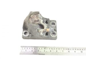 Támogatás jobb első kerékagy sárvédőhöz – volvo 21213202 / 7421213202 / 21090272