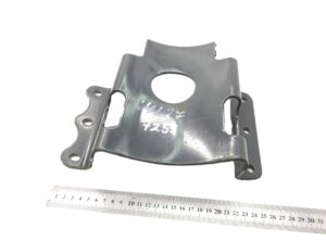 Suport rezervor aer volvo 20981427 – fém, központi nyílással, kb. 20×15 cm