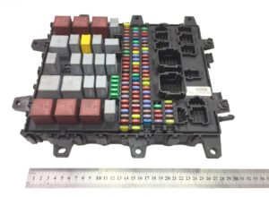 Renault biztosítéktábla – kódok: 7421045777, 5010590677, 7421079590, 7421169993, 7421899301