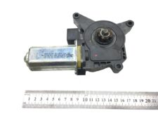 Jobb oldali ablakemelő motor Mercedes-Benzhez – Kódok: A0008205208, 0008205208, A0008202708, 0008202708