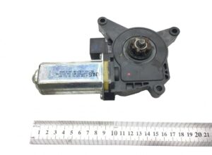 Jobb oldali ablakemelő motor mercedes-benzhez – kódok: a0008205208, 0008205208, a0008202708, 0008202708