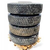 4 db gumiabroncs Volvo 295/80R22.5 225×825-14 készlet