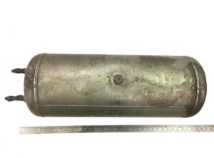 Hengeres fém lég­tartály, 2 csatlakozóval, kb. 15 cm átmérő, iveco járművekhez