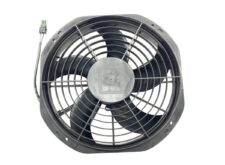 Autóhűtő ventilátor védőrácssal és elektromos csatlakozóval