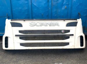Scania első rács – fehér modell, felirattal és emblémával