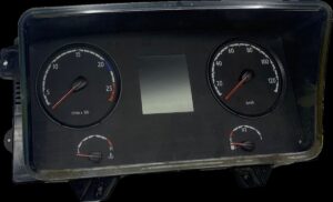 Scania műszerfal fordulatszámmérővel, sebességmérővel, üzemanyagszint- és motortemperatúra-jelzővel