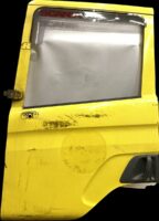 Bal oldali Scania ajtó, sárga, fekete fogantyúval és üveggel