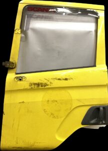Bal oldali scania ajtó, sárga, fekete fogantyúval és üveggel