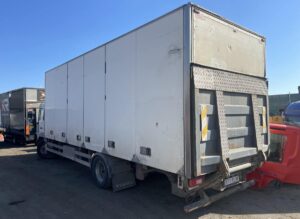 Volvo teherautó rakteres dobozzal
