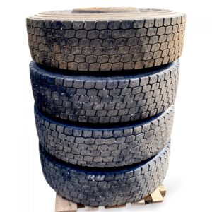 Készlet 4 volvo kerék 295/80r22. 5 225×825 15