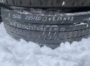 Bridgestone gumiabroncs 295/80r22. 5, dot 3219, 8. 25m7. 8