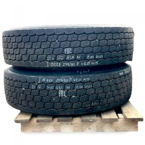 Készlet 2 újrafutózott teherautó gumi 295/80 r22. 5