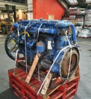 Teljes Scania DSC9.12 motor, kék színű, piros raklapra szerelve