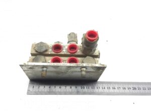 Volvo 20383381 többszörös csatlakozású és rögzítőcsavaros légszelep