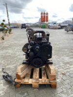 Használt Cummins 6T-590 motor fa raklapon, kültéri tárolásban