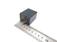 Relé Volvo 6180021002 – Méret 4x4x4 cm