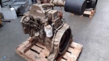 Cummins 4BTA3.9C-12 használt motor raklapon