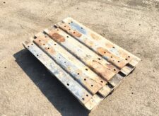Szerelőtábla Renault 5010505581 ötödik kerékhez – Rozsdás, kopott