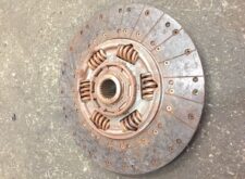 Kuplungtárcsa Volvo gépekhez – kódok: 21593944, 21615194, 21539802, 20566389, 20484468, 21587950, 21527813, 85000625, 85003903, 7420725523, 7420707025