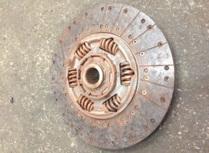Kuplungtárcsa volvo gépekhez – kódok: 21593944, 21615194, 21539802, 20566389, 20484468, 21587950, 21527813, 85000625, 85003903, 7420725523, 7420707025