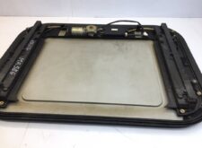MAN tetőablak elektromos motorral – OEM kódok: 81629416047, 81629416060, 81629416065, 81629416069, 81629416041, 81629416042