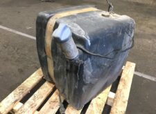 AdBlue tartály Mercedes teherautóhoz 9304700415 – használt