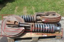 Ansamblu Rola Șenilă Feszítő Volvo EC160 – átmérő 50 cm, hossz 52 cm, teljes hossz 63 cm, vastagság 6 cm, rugóhossz 44 cm