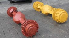 Első és hátsó tengelyek ZF AP9H és ZF AP5D, piros és sárga festéssel