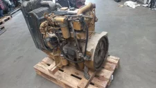 Caterpillar 3054C motor – ferde nézet a kanalról