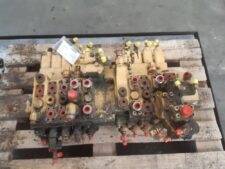 Hidraulikus elosztó Caterpillar 320 kotrógéphez