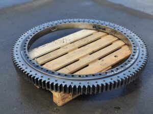 Sennebogen 735-11 forgókorona fa raklapon
