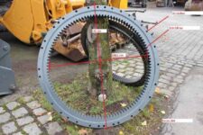 Terex TC260 forgókorona kotrógéphez – átmérő 118,5 cm, szélesség 11 cm, 132,25 kg, 33 furat