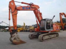 Alkatrészek Hitachi EX 215 kotrógépből, bontott állapotban