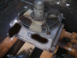 Víz/olaj hűtő beépített ventilátorral