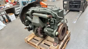 Használt deutz bf6l913 motor raklapon, műhelyben